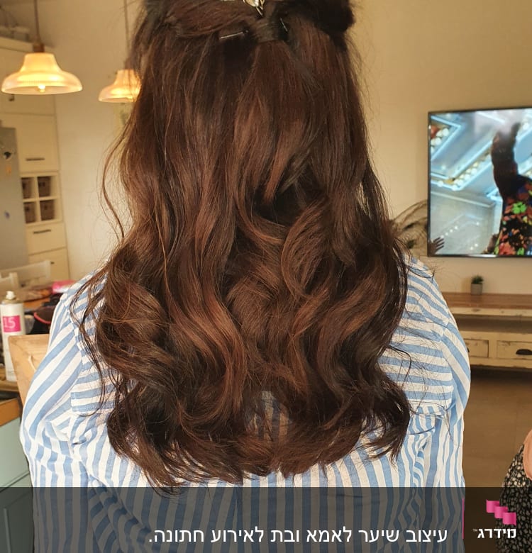 שיער גלי עם קישוט עלים נוצץ